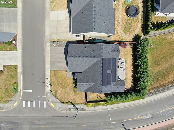 3rd image of 575 Lilac Ln
