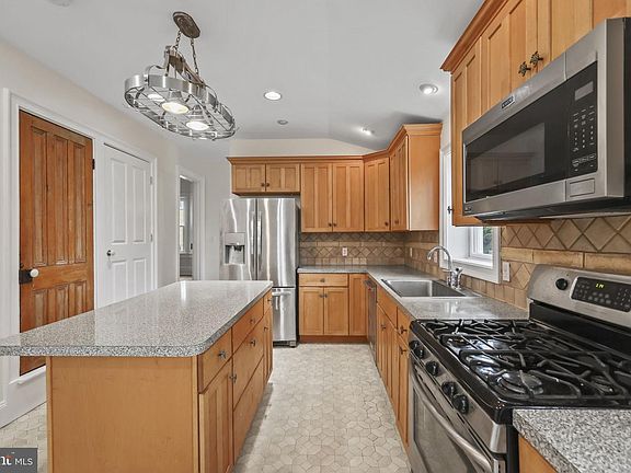 2nd image of 38 Mercer St