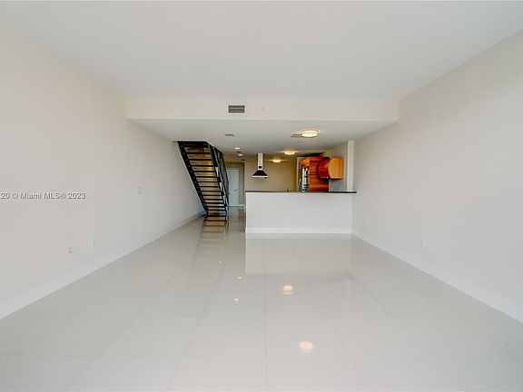 4th image of 2950 NE 188th St APT 402