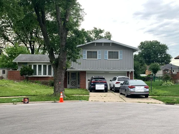 15251 Colina Ave, Oak Forest, IL 60452