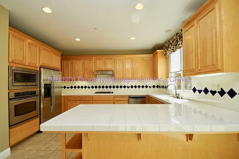 4 bed, 2.5 bath, 2390 sqft, $5,200 — Photo 4