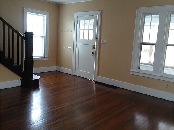 3rd image of 136 Wiman Ave