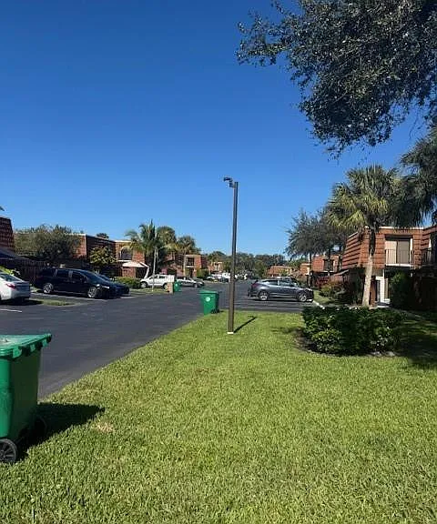 1210 SW 118th Ter — Photo 2