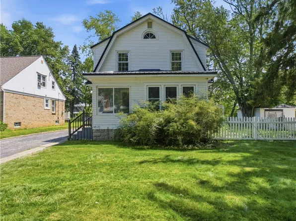 44 Arlington Rd, Williamsville, NY 14221