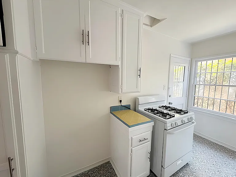 215 N Kenmore Ave #D — Photo 7