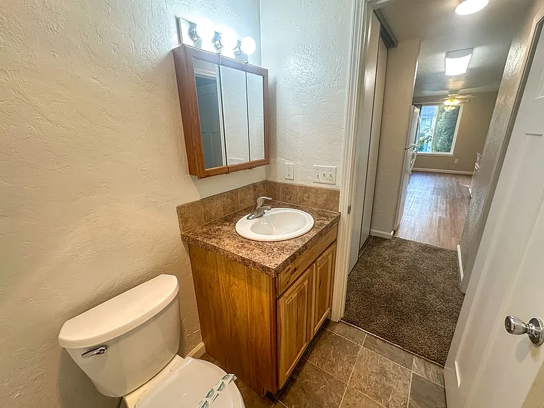 Apartment in West Salem near banks, shopping areas, bus lines, and downtown! ~ Colonial — Photo 31