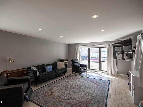 5th image of 330 Bedford Blvd