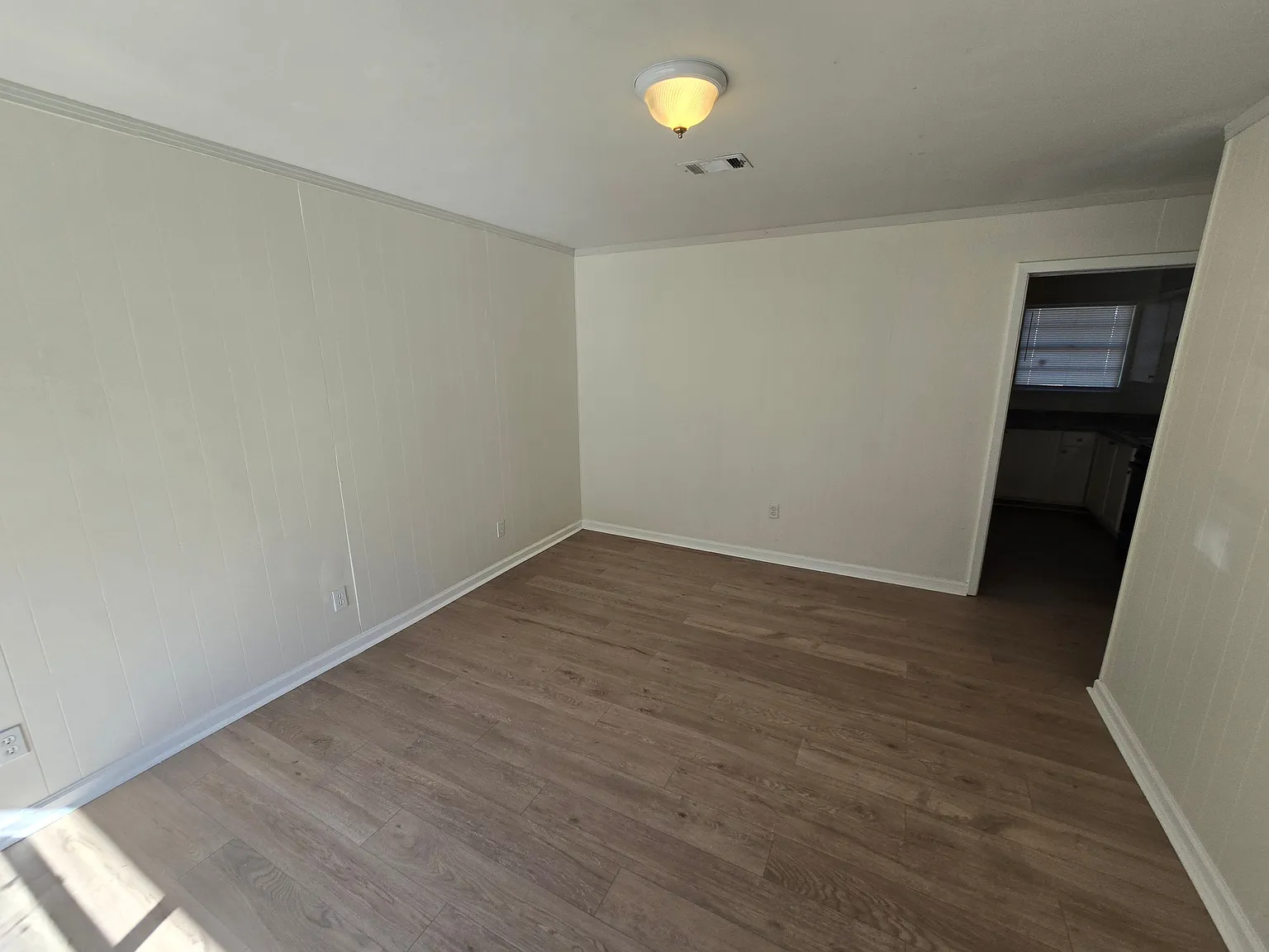Charming 3-Bed, 1-Bath Home with Garage & Bright Curb Appeal — Photo 2