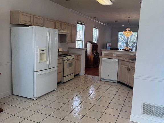 4th image of 510 Salem Way