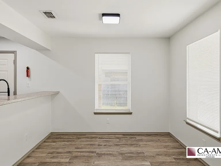9215 N 32nd Ln — Photo 5