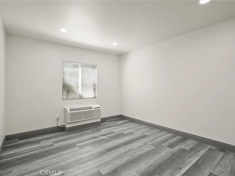 14335 Hamlin St — Photo 16