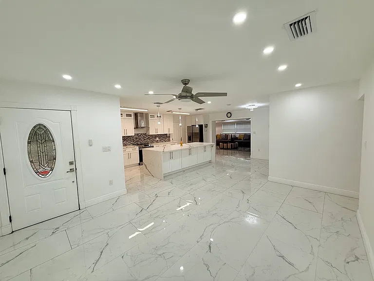 1557 Robinson Dr N — Photo 7
