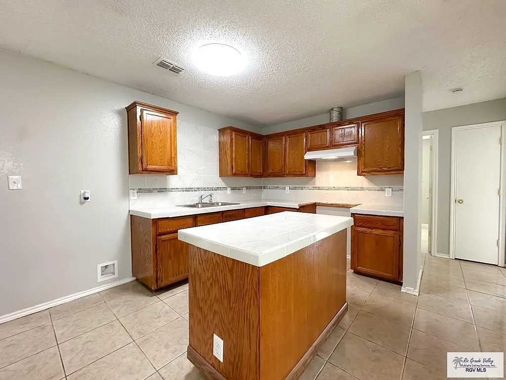 4 bed, 2.0 bath, 1700 sqft, $1,825 — Photo 4