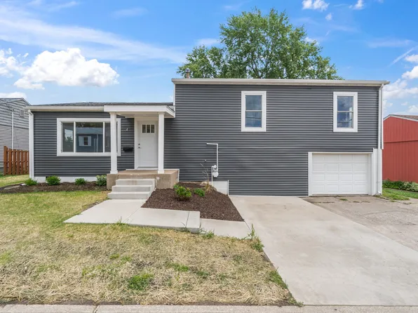 4 Riverview Ln, Bettendorf, IA 52722