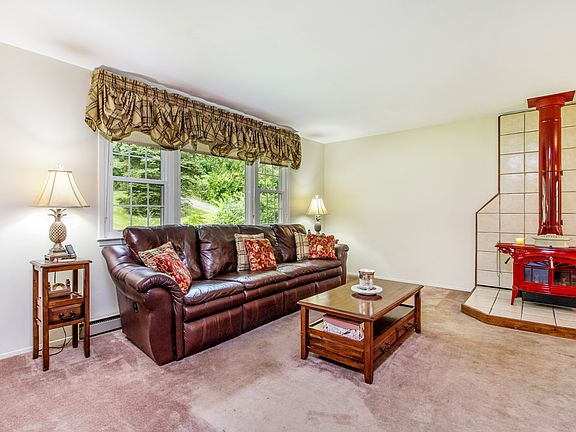 4th image of 44 Mountain View Dr