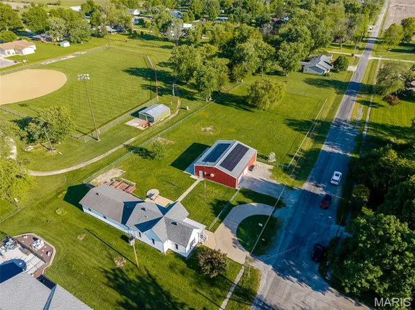 116 S 6th St, New Douglas, IL 62074