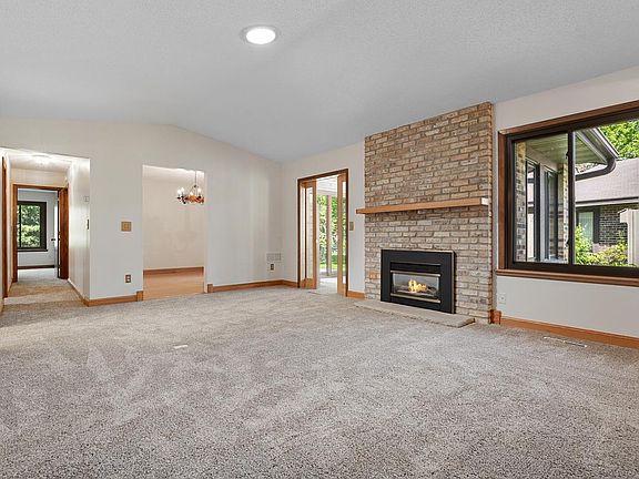 3rd image of 975 Yuma Ln N