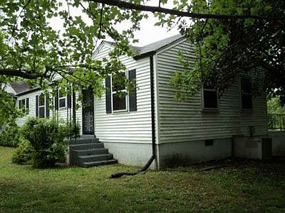 3rd image of 1906 Dahlia Cir