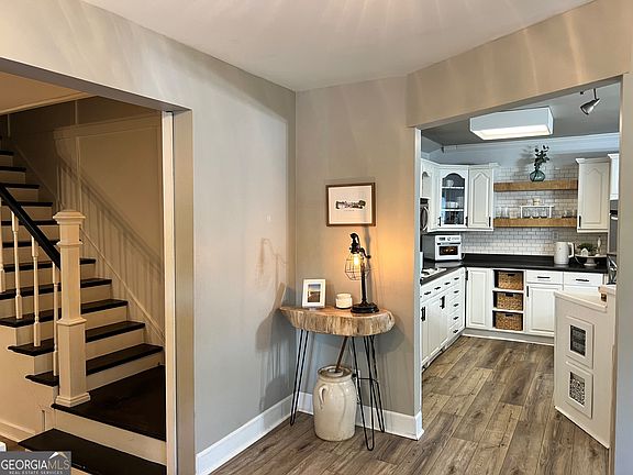 3rd image of 627 Rock Springs Rd