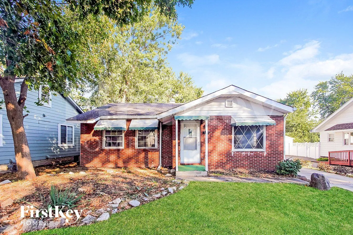 3 bed, 1.0 bath, 1800 sqft, $1,865 — Photo 1