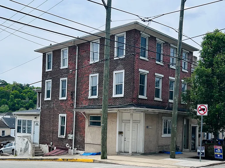 389 E Hector St — Photo 15
