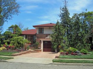 2819 Harbor Rd, Merrick, NY 11566
