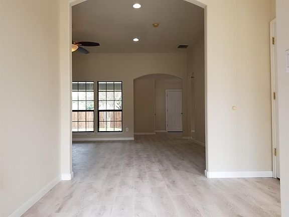3rd image of 3521 Eisenhower Ln