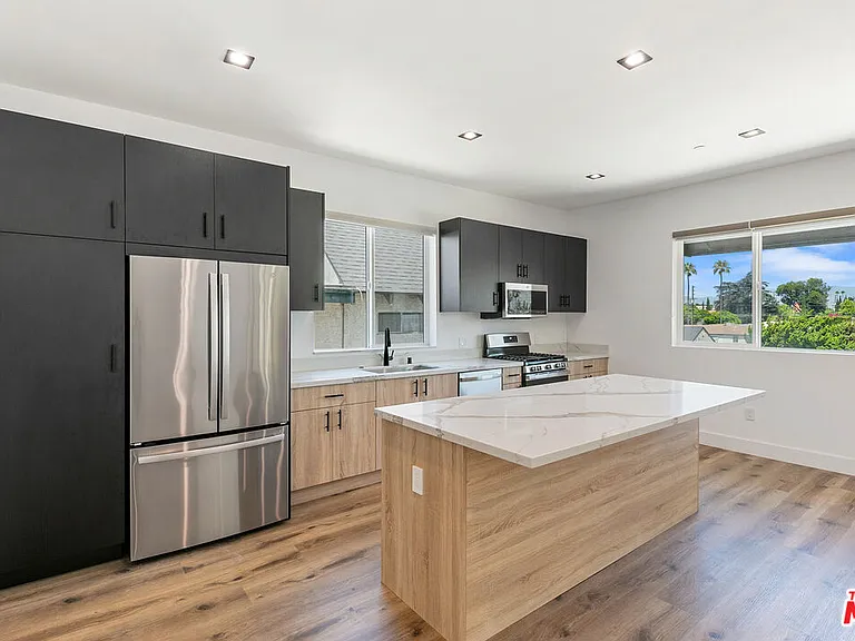 10842 Victory Blvd #201 — Photo 27