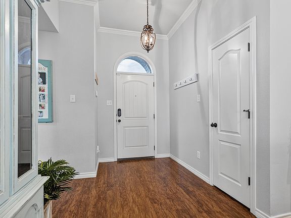 4th image of 10409 Huron Ave
