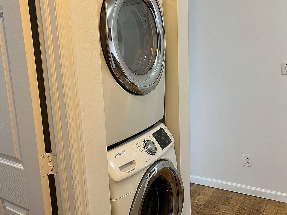 1st image of 14448 Roosevelt Ave APT 6