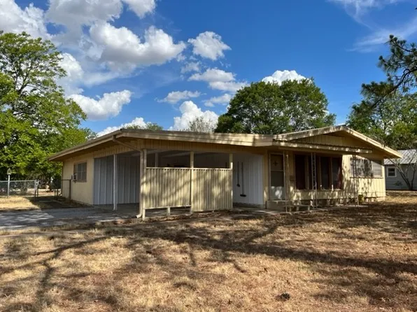 801 S Houston St, De Leon, TX 76444