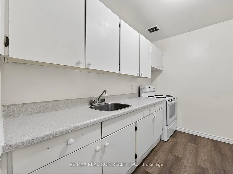 275 Wentworth St W #716 — Photo 10