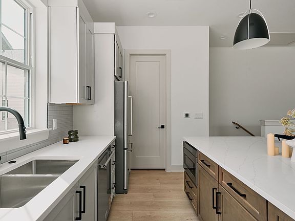4th image of 2209 Woodland Ave #302
