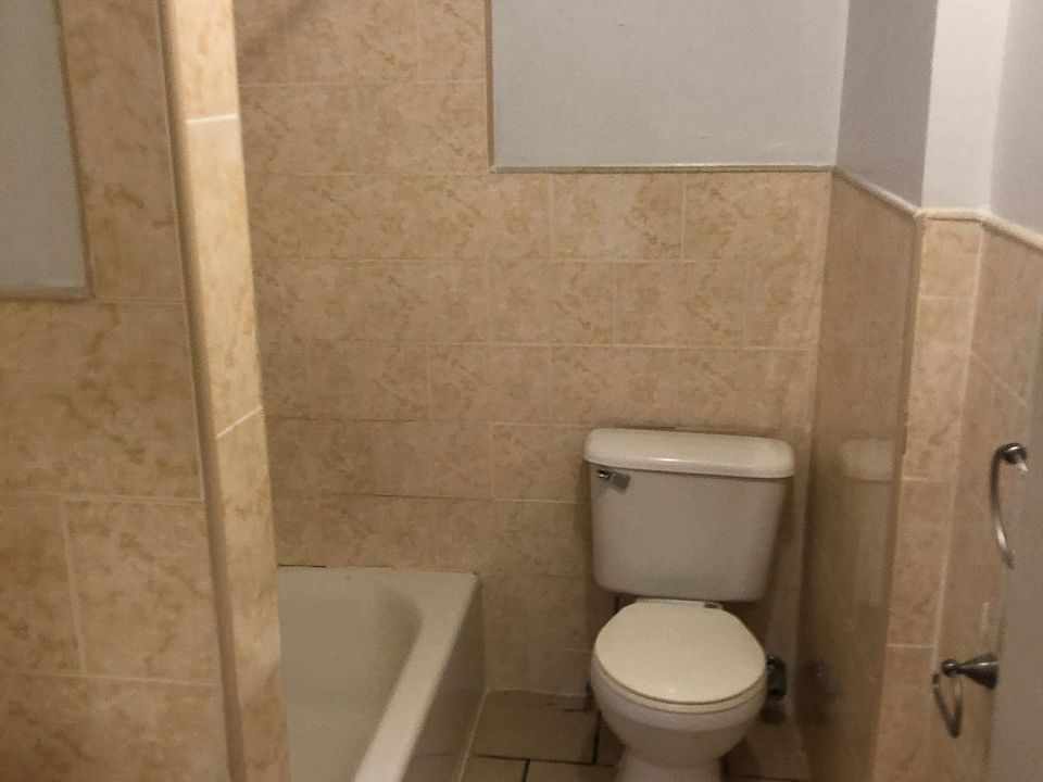 2nd image of 1541 Williamsbridge Rd