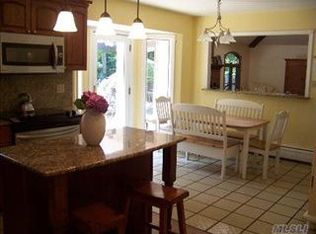 1 Maryanne Ct, Huntington, NY 11743