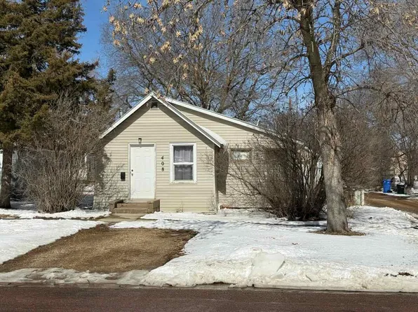 408 SE 1st St, Madison, SD 57042
