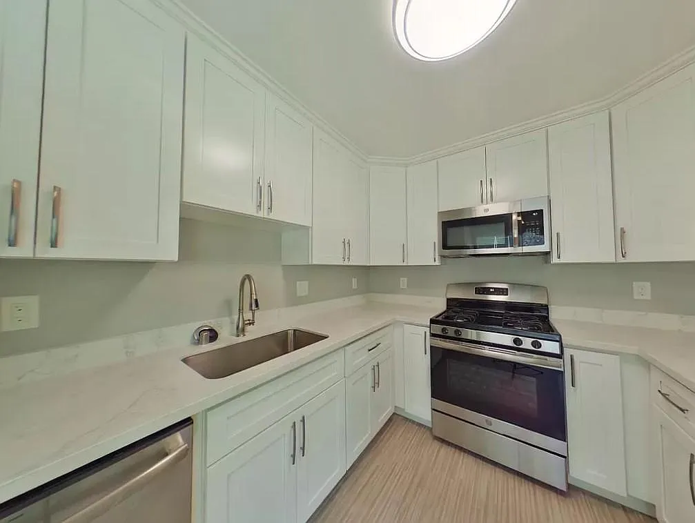 Building Photo - 487 Waverley St #487