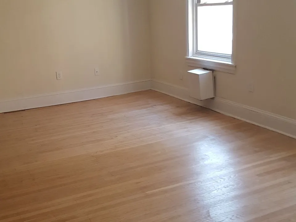 1530 Pine 3R $2095 ,early Oct move in.