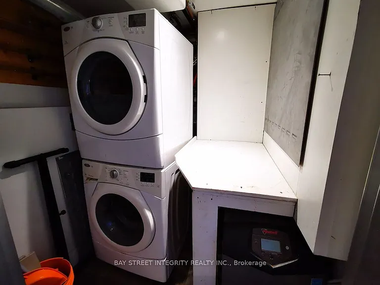 488 Manning Ave #BASEMENT — Photo 11