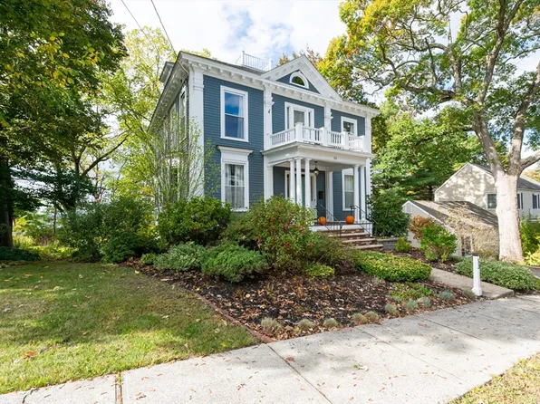 53 Fairmount St, Lowell, MA 01852