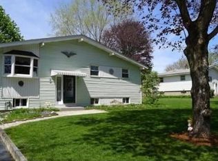 12 Buttercup Ln, Medway, MA 02053