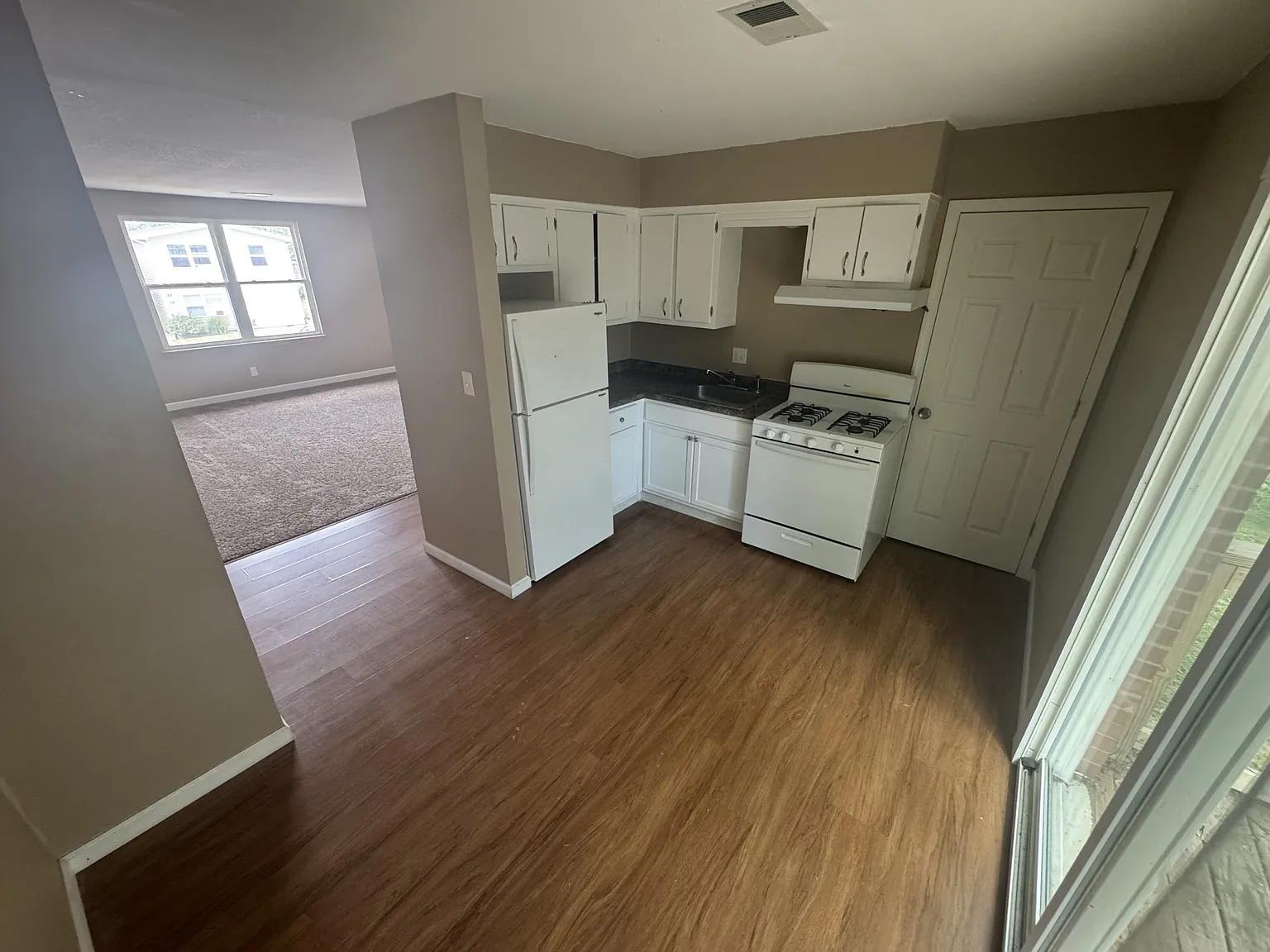 Castlewood Apartments - 6 — Photo 2