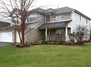 72 Saint Marys Ln, Lindenhurst, IL 60046