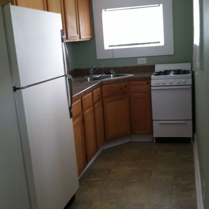 2nd image of 849 Baker St APT 1