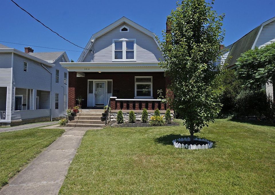 Beautiful well kept front yard.