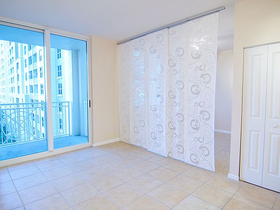 4th image of 511 SE 5th Ave APT 1518