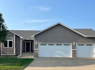 4224 Fieldcrest Dr, Sioux City, IA 51103