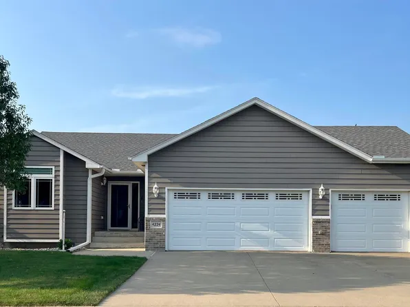 4224 Fieldcrest Dr, Sioux City, IA 51103