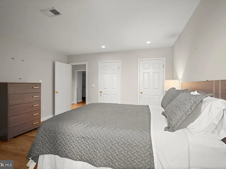 9809 Hall Rd — Photo 41