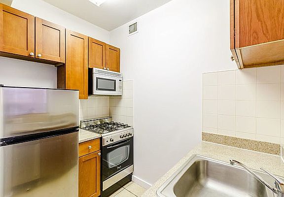 4th image of 444 Manhattan Ave APT 5B
